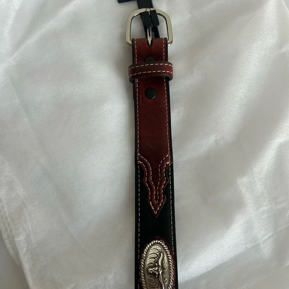 NWT- Boy’s Youth Brown and Black Longhorn Leather Belt with removable buckle. 24